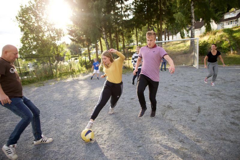 norway_family_oudoors_playing_soccer
